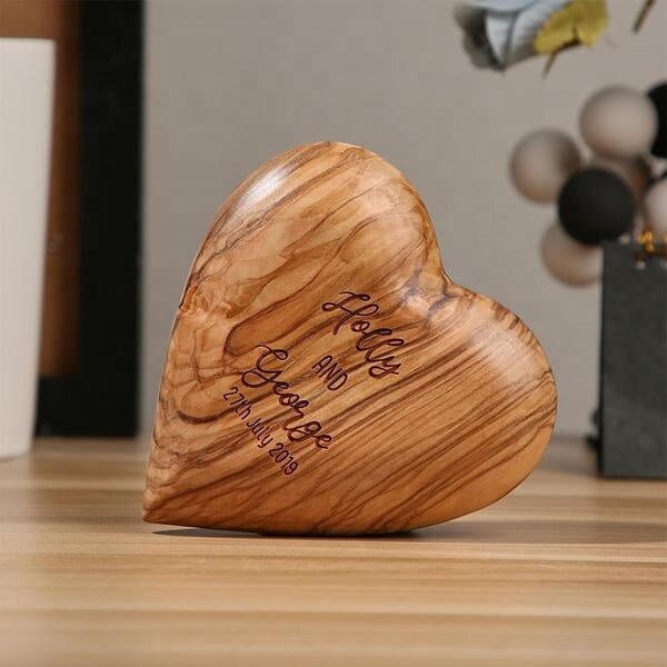Personalized Engraved Text Desktop Decor Gift Carved Wood Crafts Gifts Custom Engraved Olive Wood Heart Table Decoration For Couple