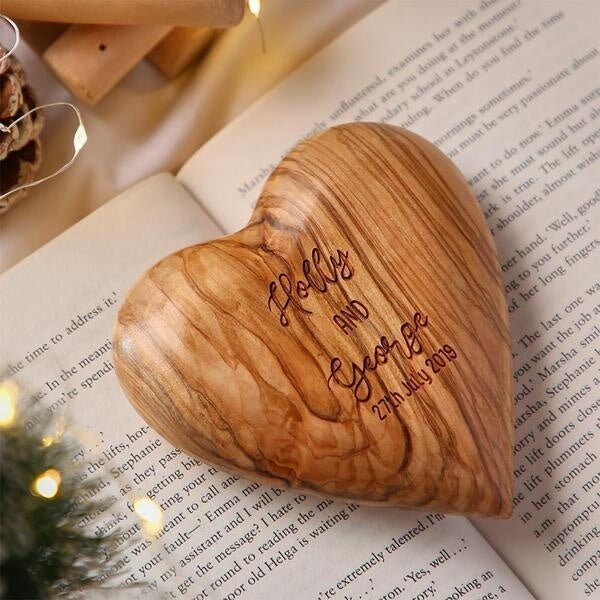 Personalized Engraved Text Desktop Decor Gift Carved Wood Crafts Gifts Custom Engraved Olive Wood Heart Table Decoration For Couple